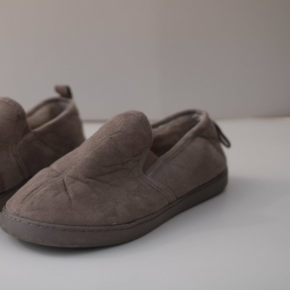 club room slippers